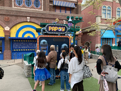 USJのミニオンパークにガチャガチャ新登場！ミニオンパークの建物が