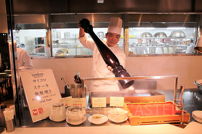 安井シェフが振るペッパーミル