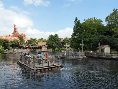 ウォークスルータイプのアトラクションで遊ぶ