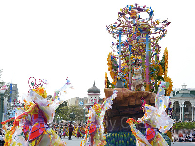 ポカホンタスのフロートとダンサー