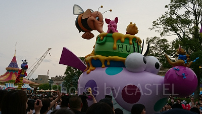 パレードのプーさんとピグレット