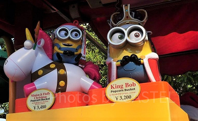 ポップコーンバケツ/左がミニオン＆フラッフィ（クリスマスバージョン）、右がキング・ボブ