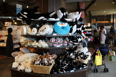定番おみやげ、ぬいぐるみもやっぱりシャチが人気