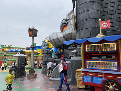 クッパ城横のパワーアップバンド販売カート