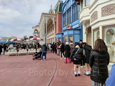 リフレッシュメントコーナーの待ち列：10時過ぎ撮影