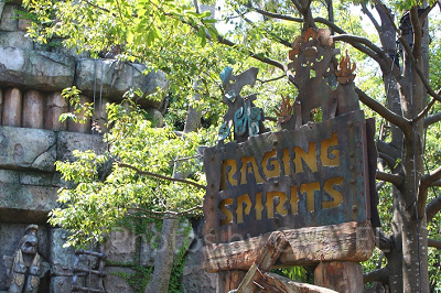 レイジング・スピリッツのアトラクション入り口
