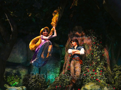 塔の外に出たことを喜ぶラプンツェル〔ラプンツェルのランタンフェスティバル〕