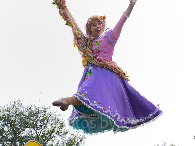 宙を移動するラプンツェル