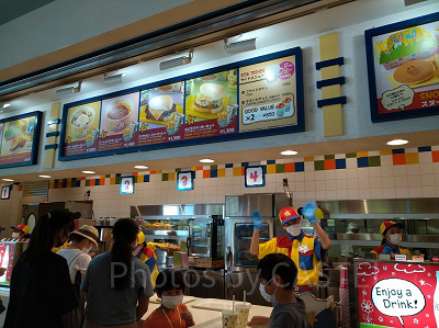 マスク姿のレストランクルー