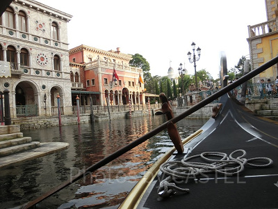 ゴンドラから見える左側のオレンジの建物、リストランテ・ディ・カナレット