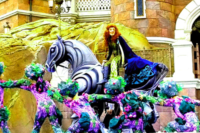 馬に乗ってステージを端から端まで走り回ります