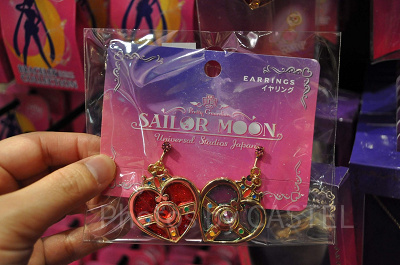 セーラームーングッズ（ハートコンパクトデザインのイヤリング）／USJ