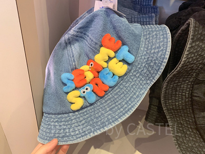 セサミストリートの立体ロゴバケットハット
