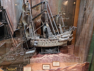 上海ディズニーカリブの海賊グッズ：フライングダッチマン号3Dフィギュア