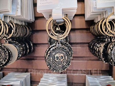 上海ディズニーカリブの海賊グッズ：どくろのリング付キーチェーン