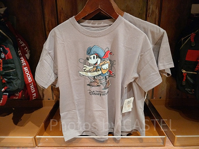 上海ディズニーカリブの海賊グッズ：海賊ミッキーのTシャツ