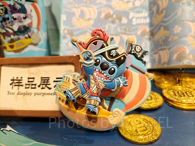 上海ディズニーカリブの海賊グッズ：海賊船＆スティッチピンバッジ