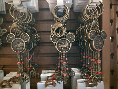 上海ディズニーカリブの海賊グッズ：トレジャーコーブの鍵型キーチェーン