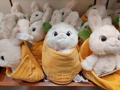 上海ディズニーズートピアグッズ：にんじんに包まれたベビーうさぎ