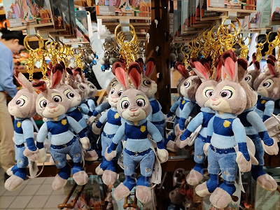 上海ディズニーズートピアグッズ：ジュディの警官ぬいぐるみキーチェーン