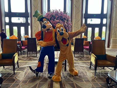 上海ディズニーランドホテル：ロビーでグーフィーやプルートなどがグリーティングをしていることも