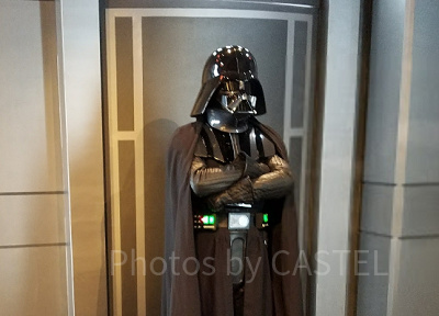 仁王立ちでお出迎えしてくださるベイダー卿。思わず跪きたくなります。