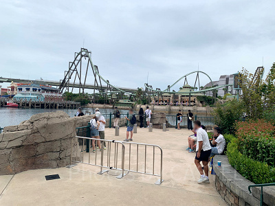 USJの喫煙所：セントラルパークのバラ園から湖沿いに抜ける道