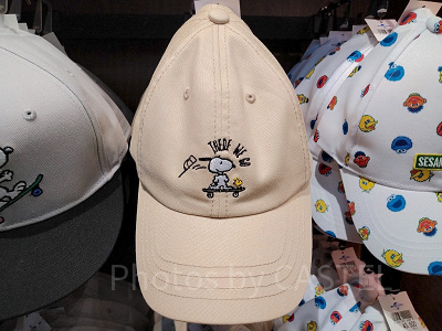 スヌーピーの夏グッズ「JOE SKATEBOARD」ベージュキャップ