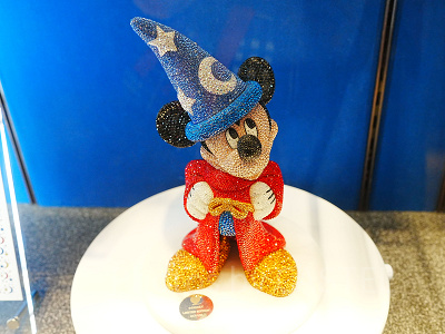 驚愕】ディズニーの高額お土産ランキングTOP15！100万を超える高級なお