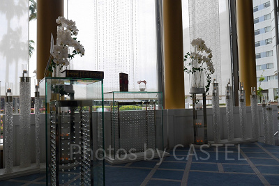 １Fロビーにあるアトリウムチャペルバックにはスペースマウンテンが見える。