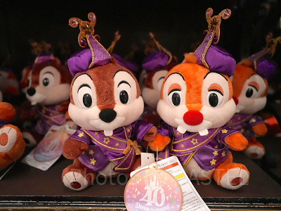 ディズニー40周年グッズ102点！記念コスチュームを着たミッキーたちの