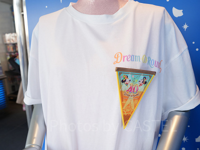 ガーランドを胸元につけた様子