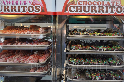 スウィート・ストロベリー・チュリトス（写真左）