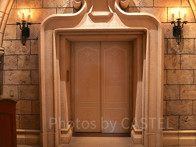 エレベーターに乗って城内へ！ シンデレラのフェアリーテイルホール