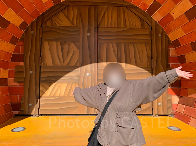 大きな半円型の装飾前で撮影