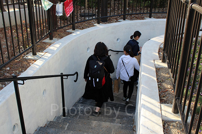 地下室へは外から階段で入ります