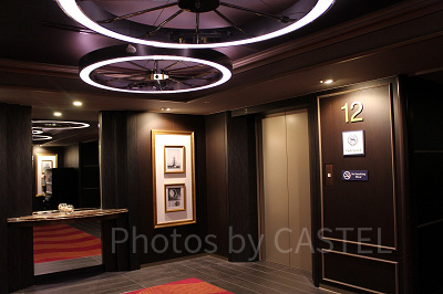 12階・クラブルームのエレベーターフロアは高級感ある装飾