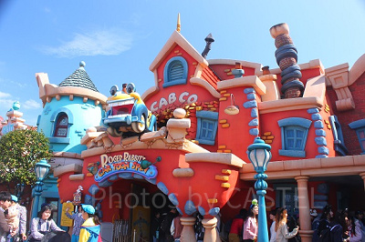 イエローキャブが目立つ入り口