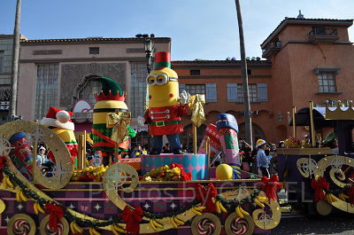ミニオンたちを乗せたフロートもクリスマス・デコレーションで飾られています