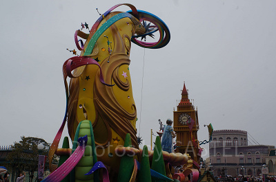 ピーターパンとウェンディが手を繋いでフライするところが見どころ