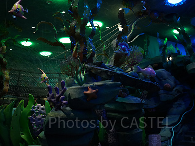 プレイグラウンド内部の様子。手の込んだ空間は映画の世界。