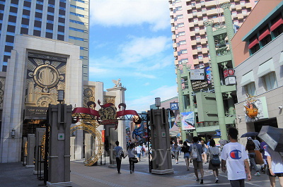 ザ パークフロントホテル アット ユニバーサル・スタジオ・ジャパン入り口（左の建物）