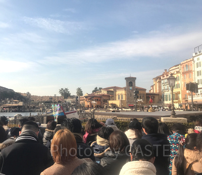 平日でもパーク内は大混雑です。