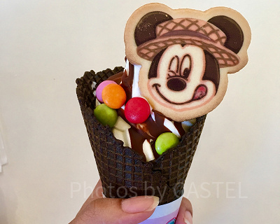 ミッキーのクッキーがかわいいソフトクリームはインスタ映え！