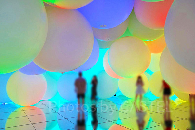 意思を持ち変容する空間、広がる立体的存在 - 平面化する3色と曖昧な9色、自由浮遊