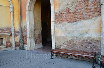 ヴェネツィアンゴンドラ付近に2本の白い線が…