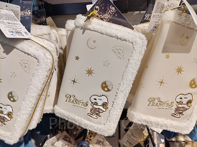 ユニバクリスマスグッズ2024：ガジェットケース（冬服スヌーピー&チャーリー）