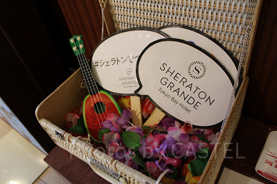 フォトスポットに用意されたプロップスを使って思い出の一枚を♪