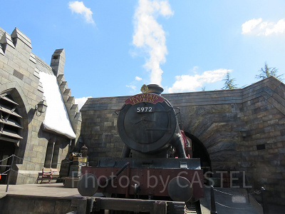 USJアトラクション：USJ「ウィザーディング・ワールド・オブ・ハリー・ポッター」エリアで最初に迎えてくれる「ホグワーツ特急」   