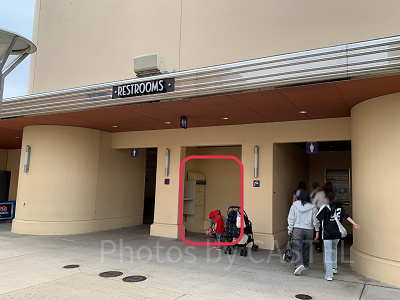  USJモバイルバッテリーレンタルサービス：マンハッタンシアター横のトイレ入口